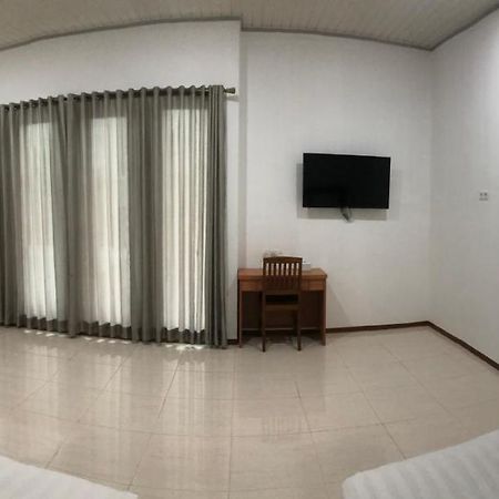Aurora Hotel Siliwangi Cirebon Bagian luar foto