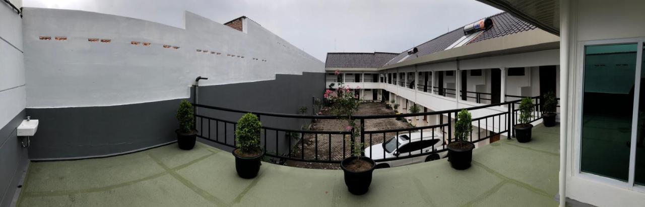 Aurora Hotel Siliwangi Cirebon Bagian luar foto